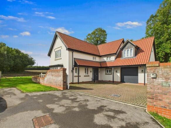 4 bed Detached for sale Image 6