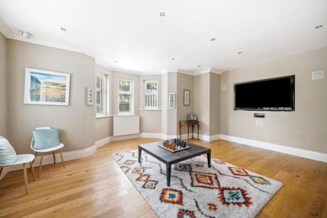 5 bed Detached for sale Image 8