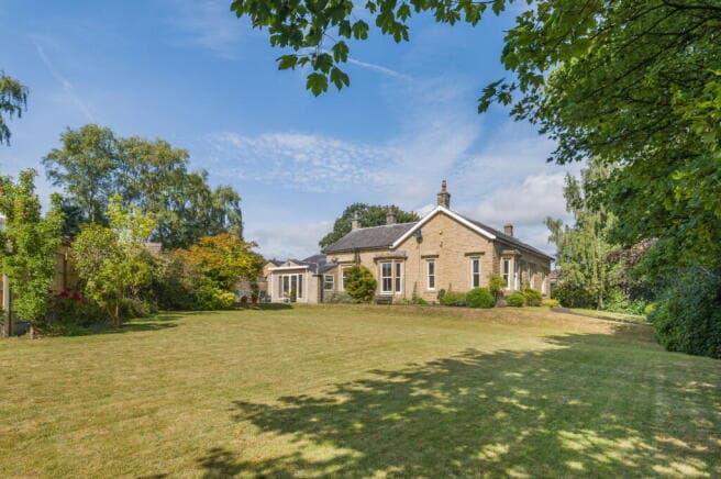 5 bed Detached for sale in huddersfield