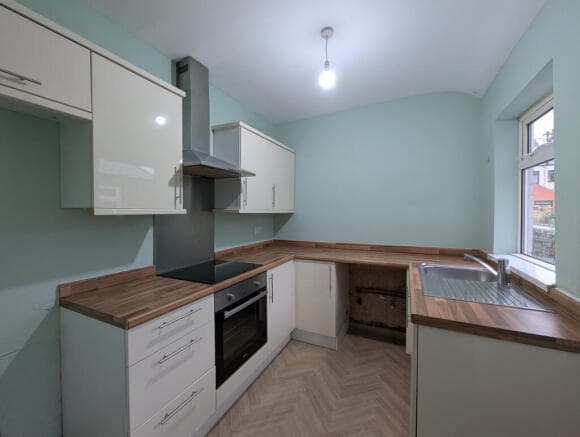2 bed Terraced to rent Image 3