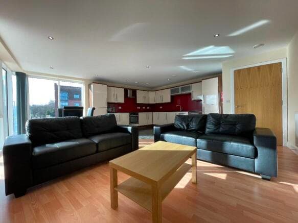 6 bed Apartment to rent Image 2