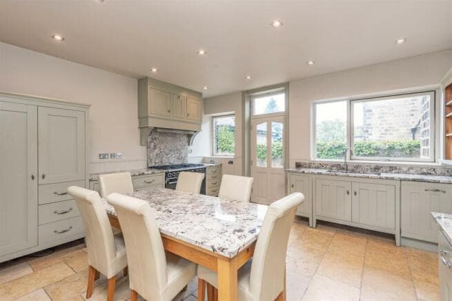 8 bed Detached for sale Image 8