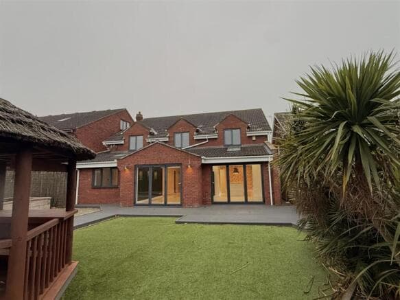 5 bed Detached to rent Image 8