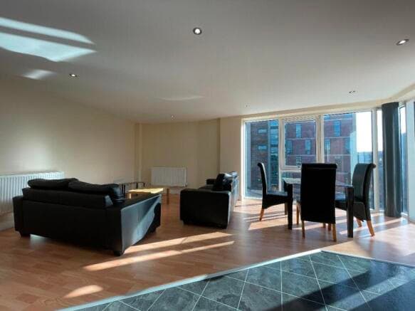 6 bed Apartment to rent Image 5