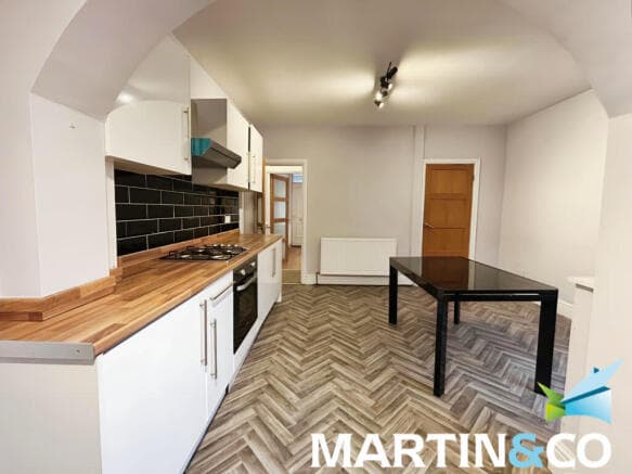 2 bed Terraced to rent Image 5