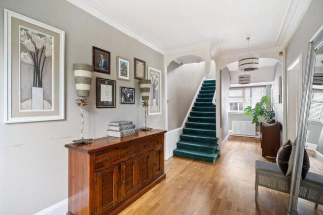 5 bed Detached for sale Image 2