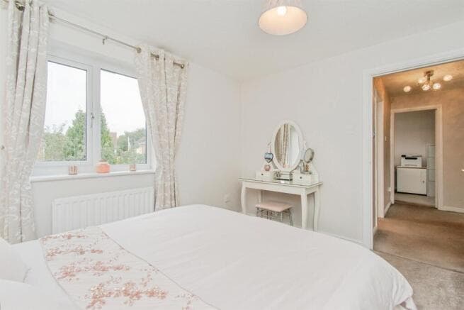 4 bed Detached for sale Image 9