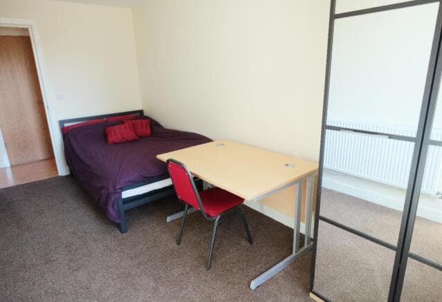 6 bed Apartment to rent Image 11