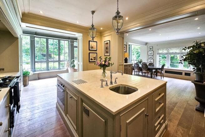 4 bed Detached for sale Image 3