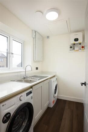 6 bed Detached for sale Image 7