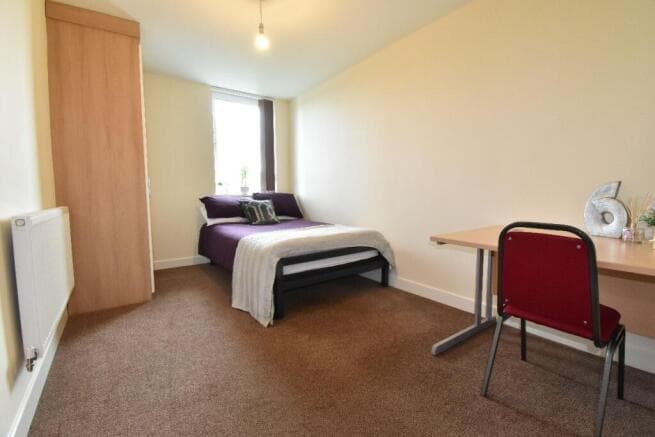 6 bed Apartment to rent Image 7