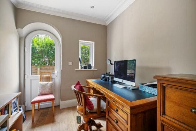 5 bed Detached for sale Image 11