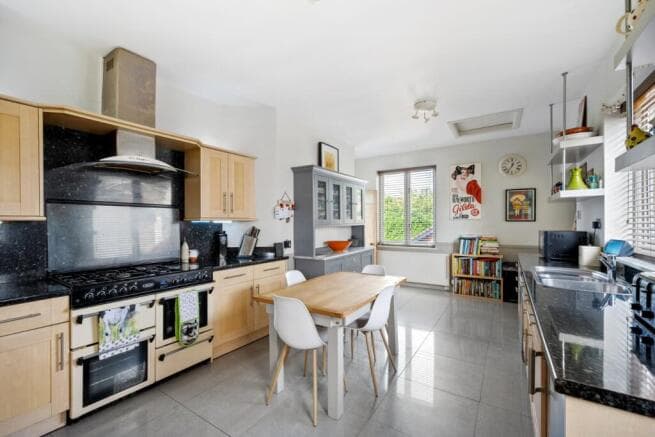 5 bed Detached for sale Image 4