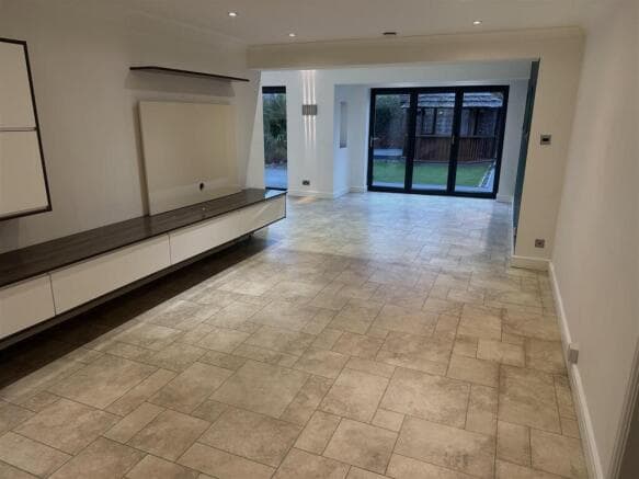 5 bed Detached to rent Image 5