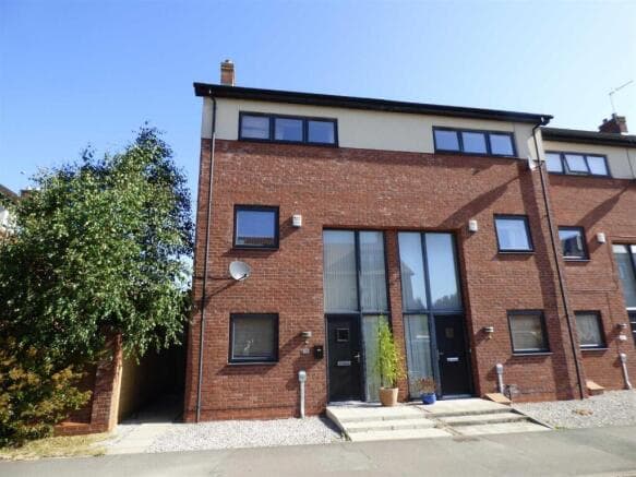 4 bed Semi-Detached to rent in beverley