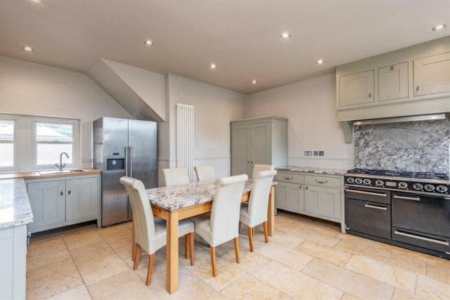 8 bed Detached for sale Image 7
