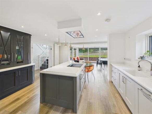 4 bed Detached for sale Image 2