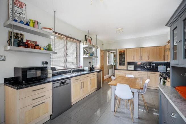 5 bed Detached for sale Image 5