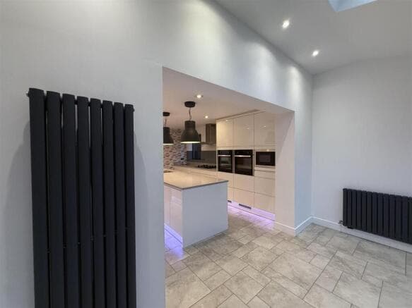 5 bed Detached to rent Image 4