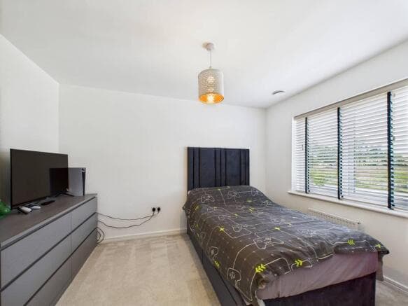 5 bed Detached for sale Image 8