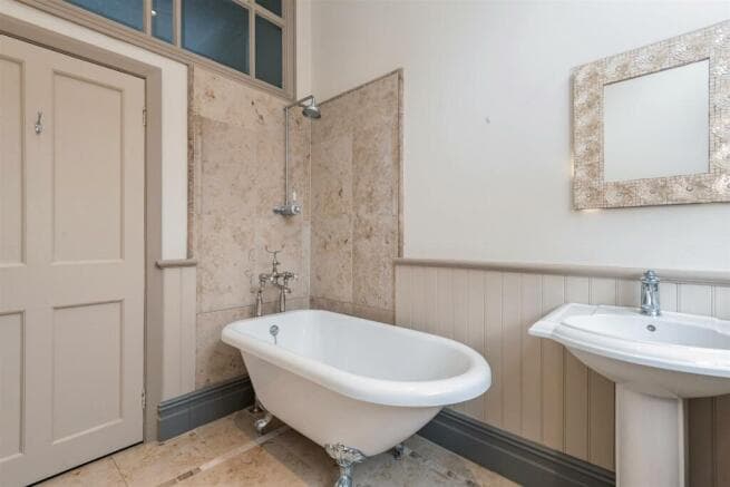 8 bed Detached for sale Image 11
