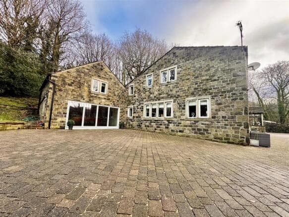 6 bed Detached for sale in halifax