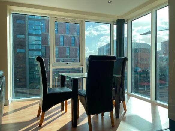 6 bed Apartment to rent Image 3