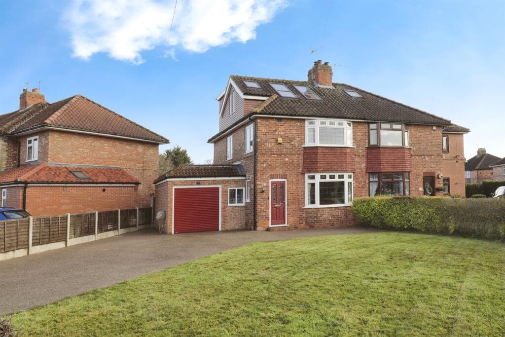 4 Bedroom Semi-Detached House For Sale In Eason View, York, Yo24 in york