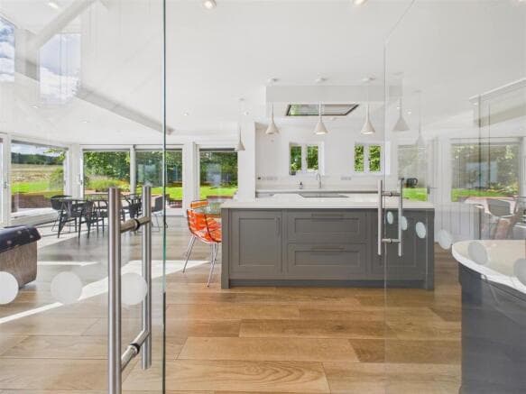 4 bed Detached for sale Image 8