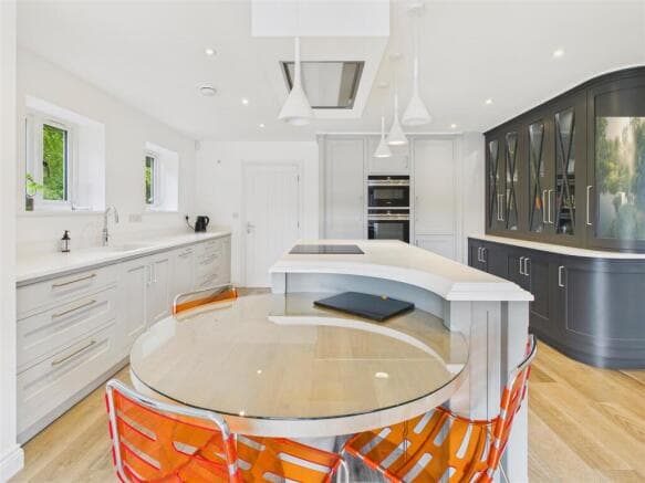 4 bed Detached for sale Image 12