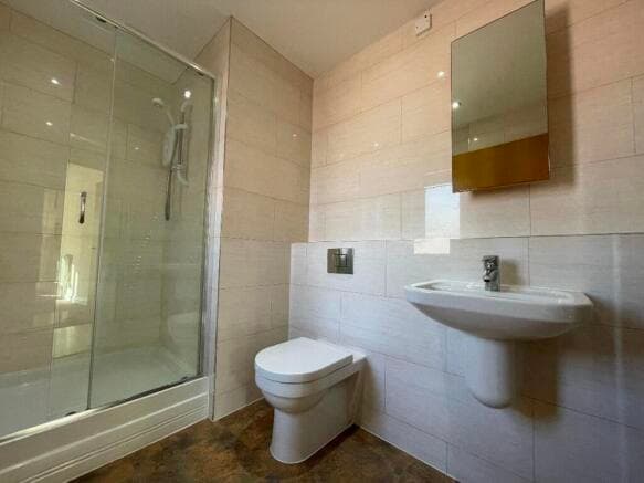6 bed Apartment to rent Image 9