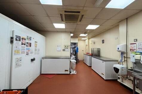 Retail Property (high street) to rent Image 9