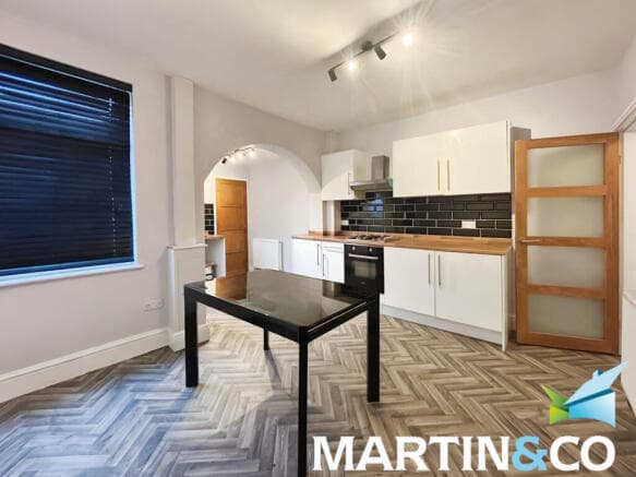 2 bed Terraced to rent Image 6