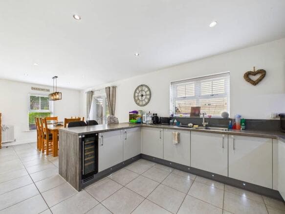 4 bed Detached for sale in castleford