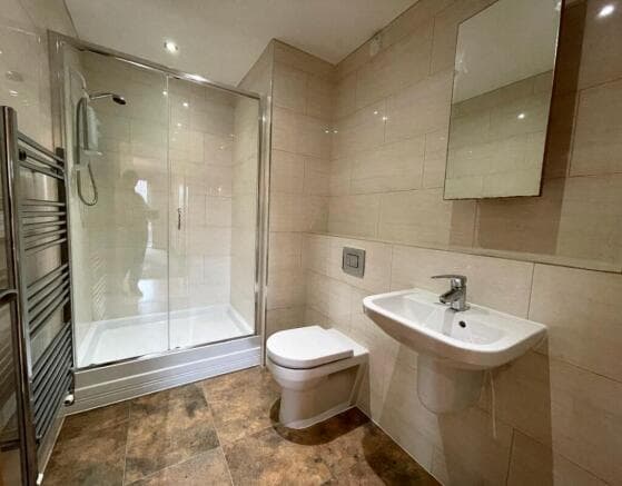 6 bed Apartment to rent Image 6