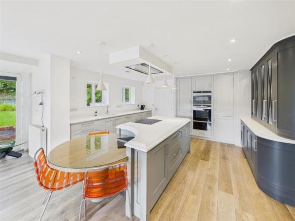 4 bed Detached for sale Image 9