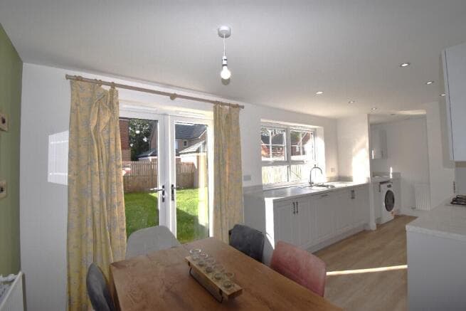 3 bed Detached to rent Image 4