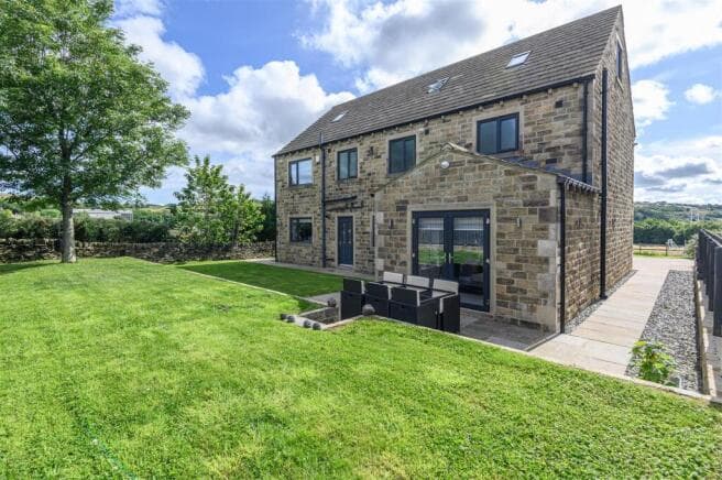 6 bed Detached for sale in halifax