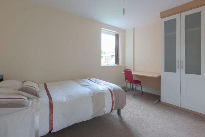 6 bed Apartment to rent Image 10