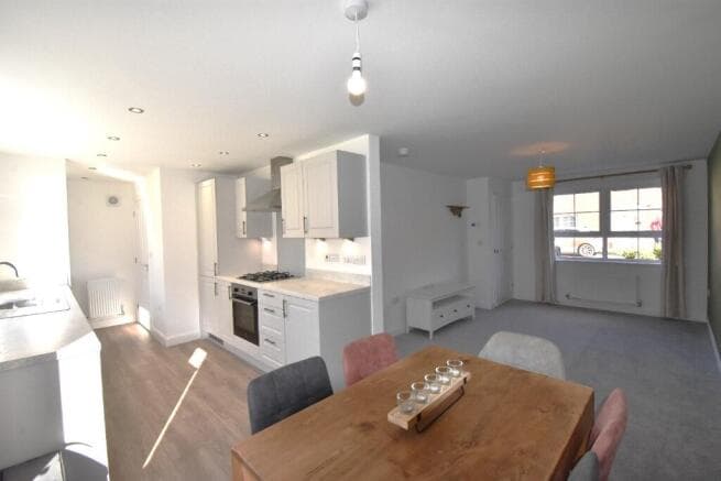 3 bed Detached to rent Image 3