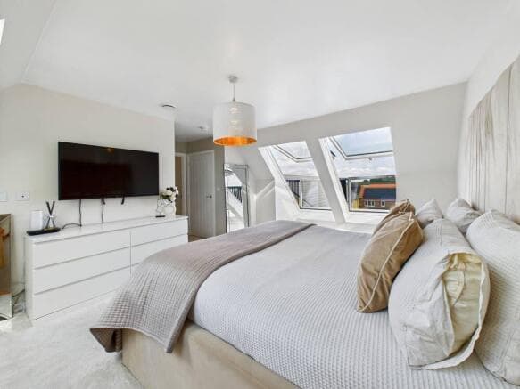 5 bed Detached for sale Image 12