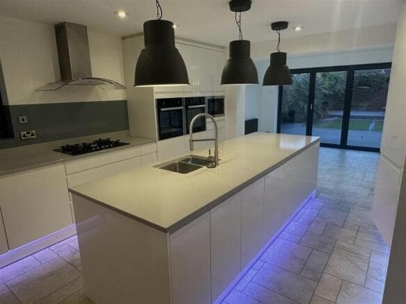 5 bed Detached to rent Image 3