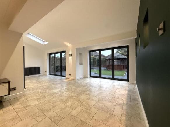 5 bed Detached to rent Image 2