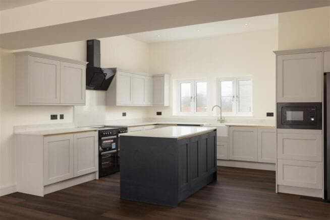 6 bed Detached for sale Image 2