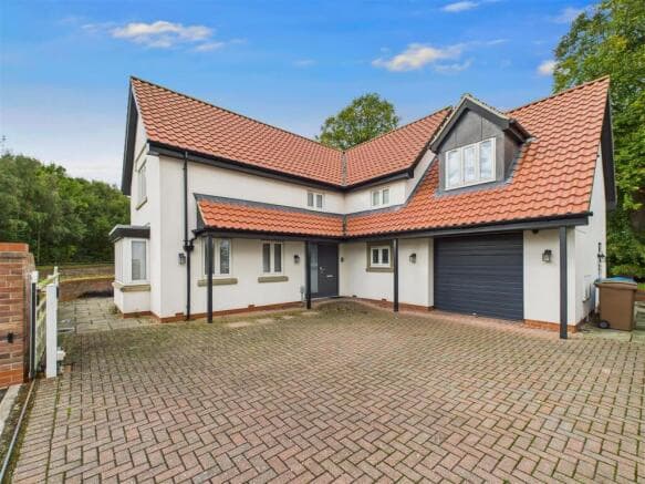 4 bed Detached for sale Image 7