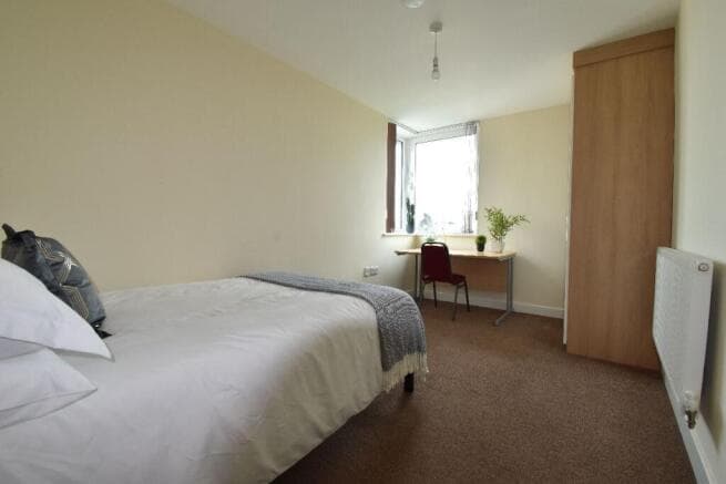 6 bed Apartment to rent Image 8