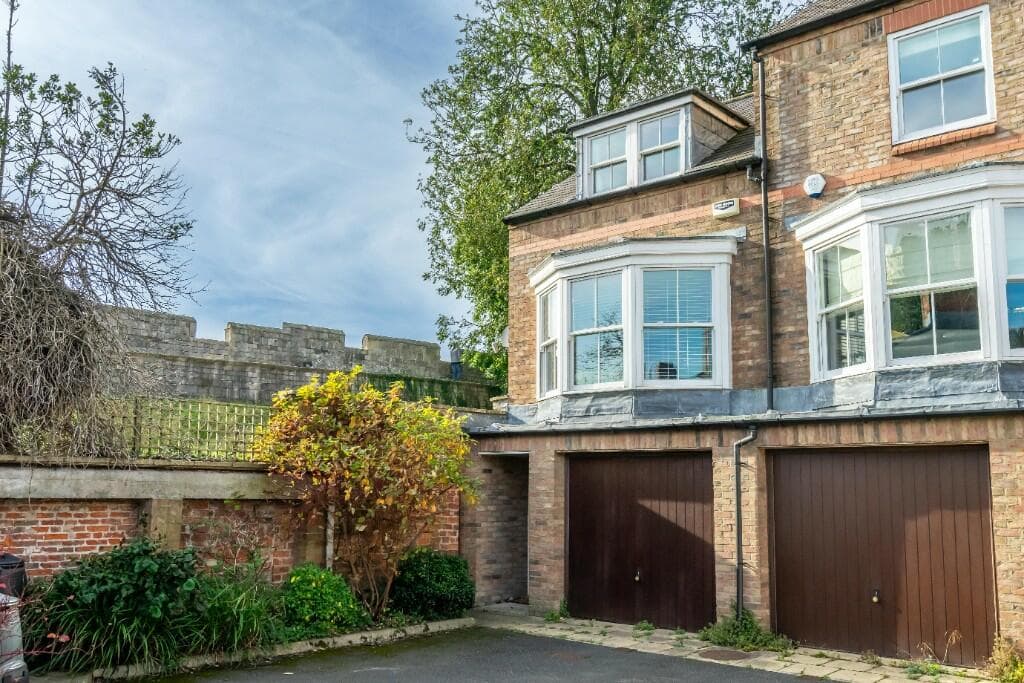 2 Bedroom Semi-Detached House For Rent In Dewsbury Court, York, North Yorkshire, Yo1 in york