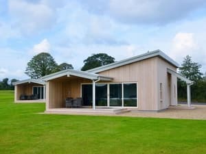 Executive Lakeside Lodge at Mullans Bay