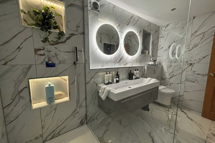 Sheffield-apartment-sleeps4-parking-hottub Image 12