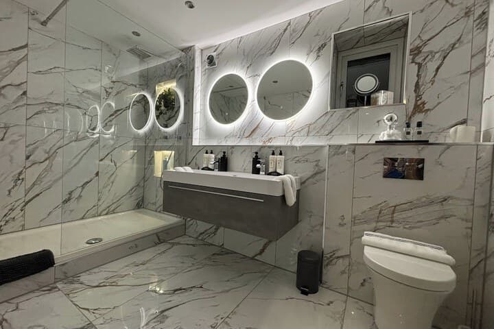 Sheffield-apartment-sleeps4-parking-hottub Image 11